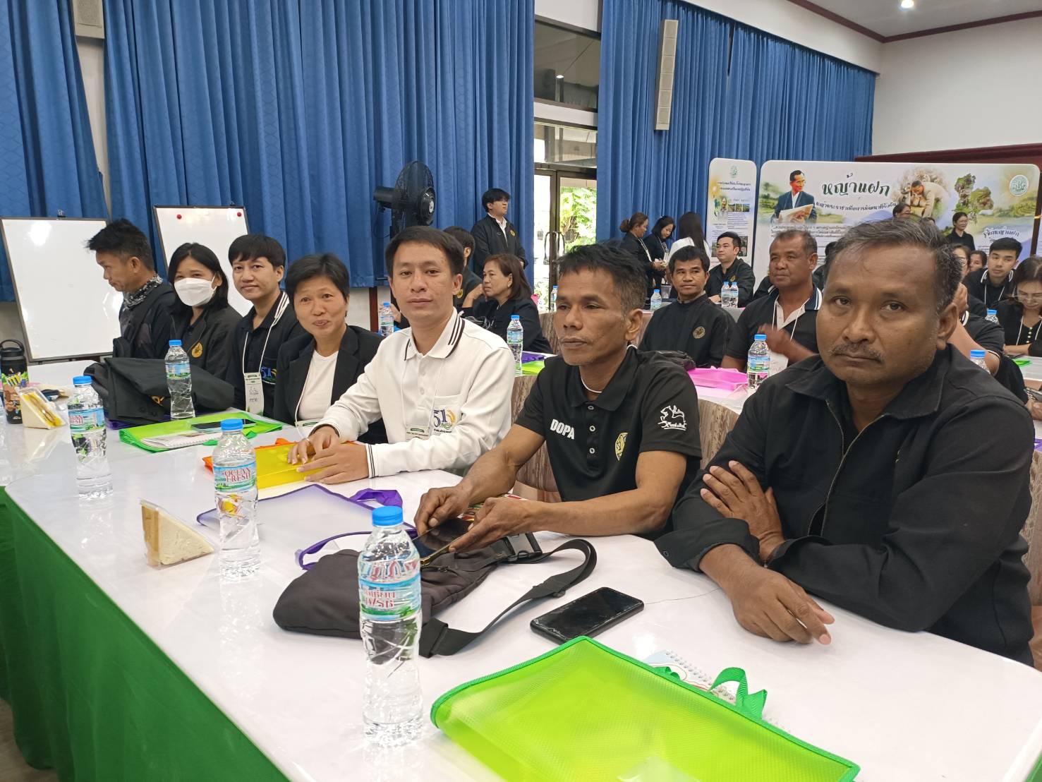 title - ปฏิรูปที่ดินจังหวัดเพชรบุรี มอบหมายให้ นายเศรษฐพงษ์ ผ่องศรี เจ้าหน้าที่ปฏิรูปที่ดิน พร้อมด้วย เกษตรกรในพื้นที่เขตปฏิรูปที่ดิน อำเภอเขาย้อย ร่วมโครงการฝึกอบรมเชิงปฏิบัติการ หลักสูตร “รู้ปลูก รู้รักษา รู้คุณค่าของหญ้าแฝก” ระยะที่ 2 ภายใต้โครงการพัฒนาและรณรงค์การใช้หญ้าแฝกอันเนื่องมาจากพระราชดำริ ประจำปีงบประมาณ พ.ศ. 2569